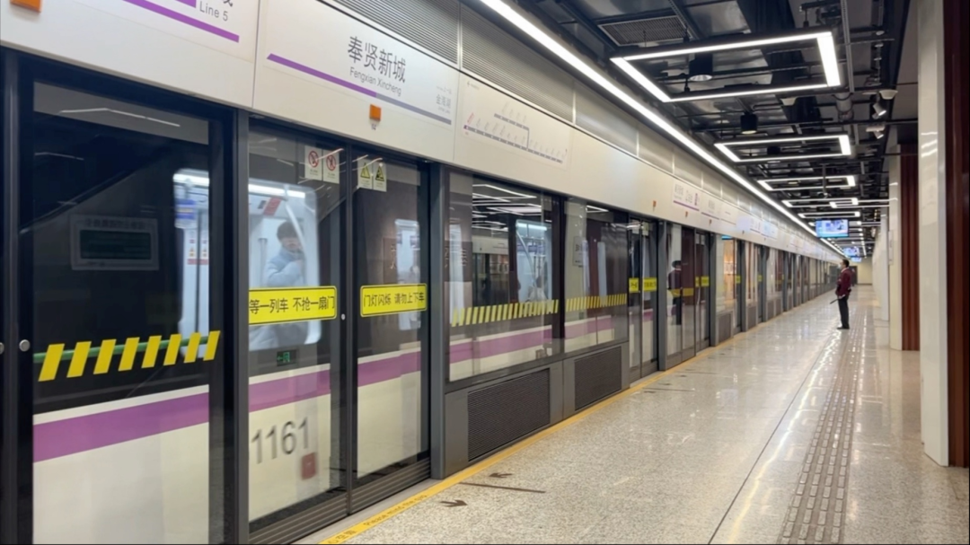 14人上海地铁站“上班”，每天对着监控敬礼帮忙搬运行李，一分钱工资没拿还倒贴？网友“气笑了”：可以拍成电影 - 图1