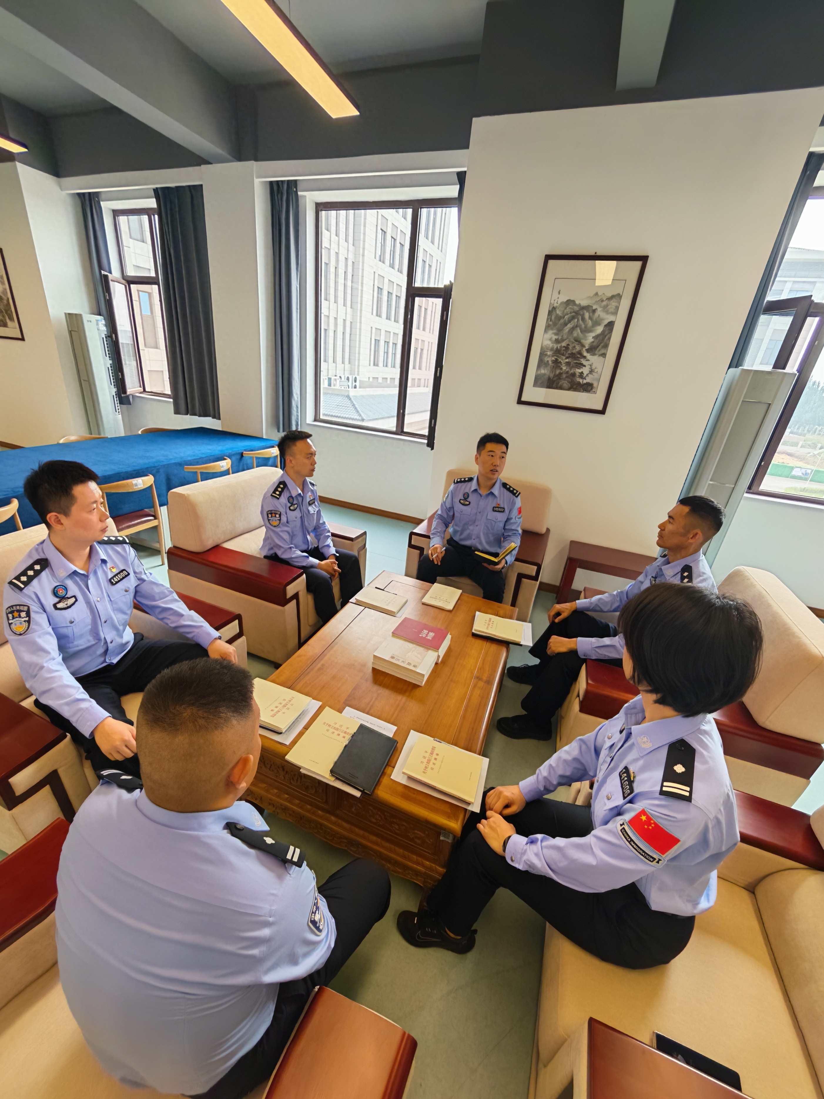 山西边检总站执勤六队开展 树立和践行正确政绩观学习教育交流研讨 - 图1