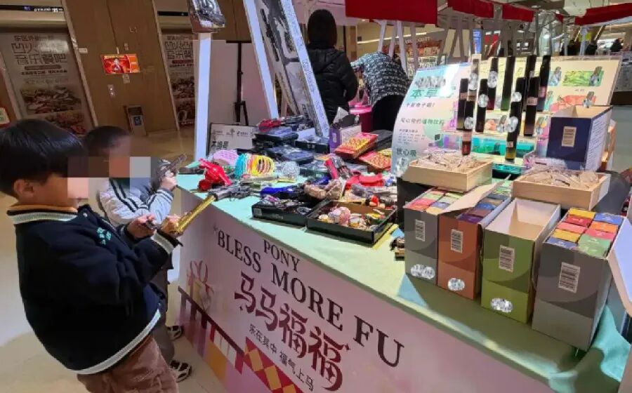 “能过肺”的“植物饮料”变成儿童玩具？酷似电子烟，初一学生：有同学在用，觉得“能耍酷”，律师：以“植物饮料”名义规避电子烟监管 - 图1
