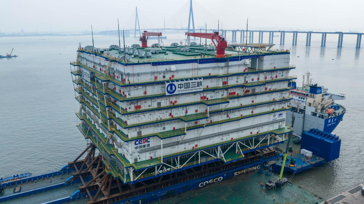世界规模最大海上换流站“海风之心”从江苏南通振华码头启程。摄影 卢忠灿