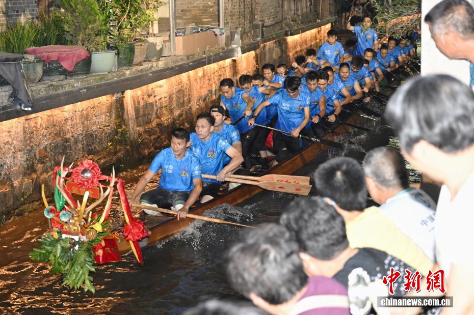 广东佛山叠滘龙船夜间训练赛上演极限漂移 - 图4