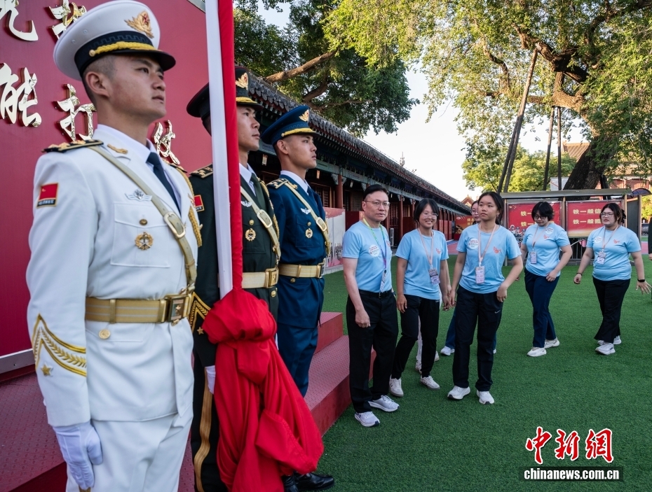 香港大学生代表参访天安门国旗护卫队 - 图3