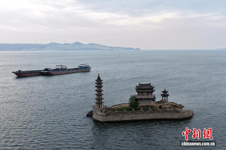 江西庐山：鄱阳湖水位上涨 千年石岛“落星墩”没入水中 - 图2