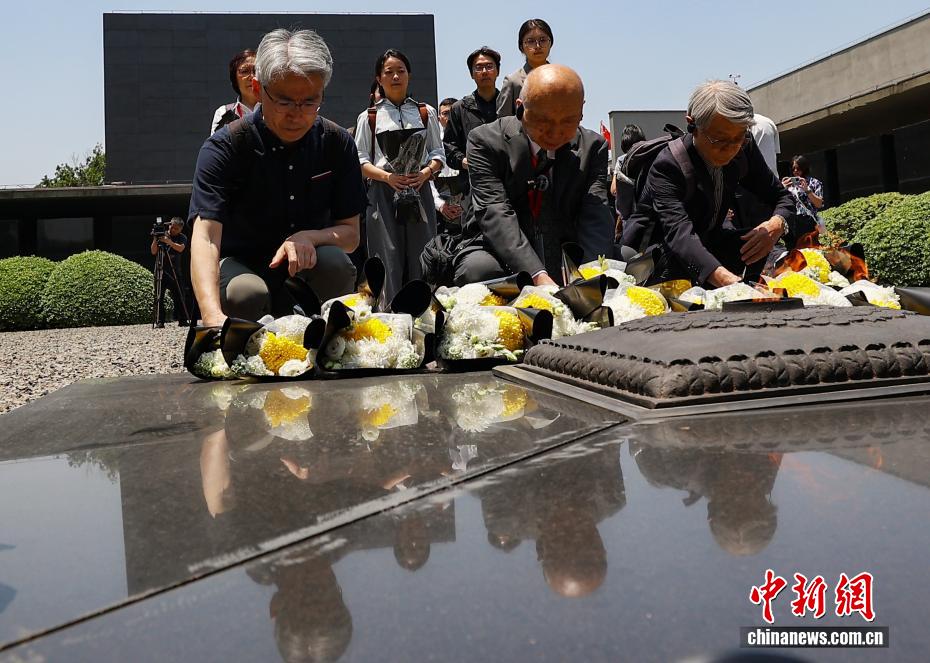 中外专家学者走进侵华日军南京大屠杀遇难同胞纪念馆共忆历史祈愿和平 - 图1