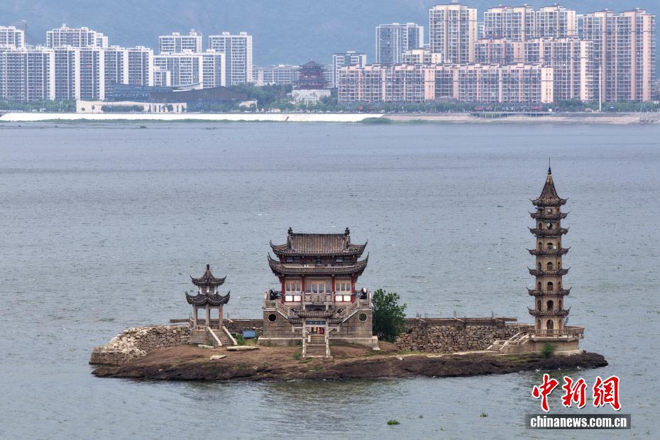 江西庐山：鄱阳湖水位上涨 千年石岛“落星墩”没入水中 - 图3