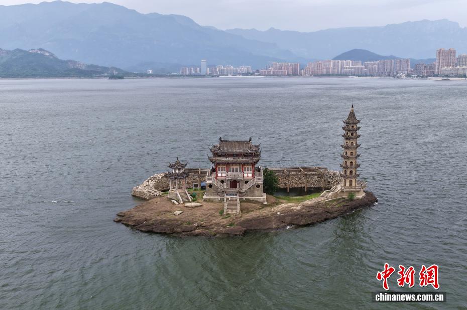 江西庐山：鄱阳湖水位上涨 千年石岛“落星墩”没入水中 - 图5