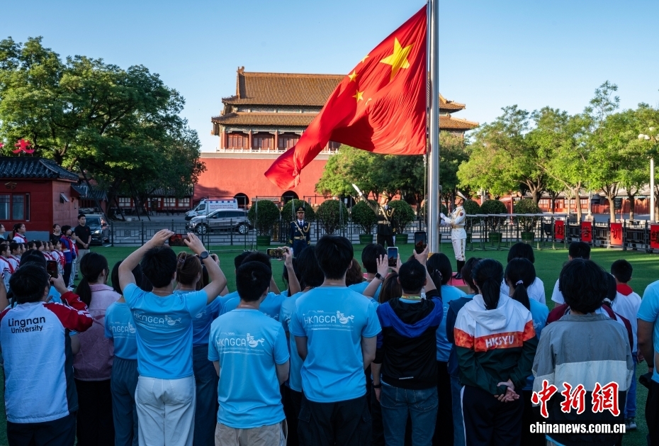 香港大学生代表参访天安门国旗护卫队 - 图1