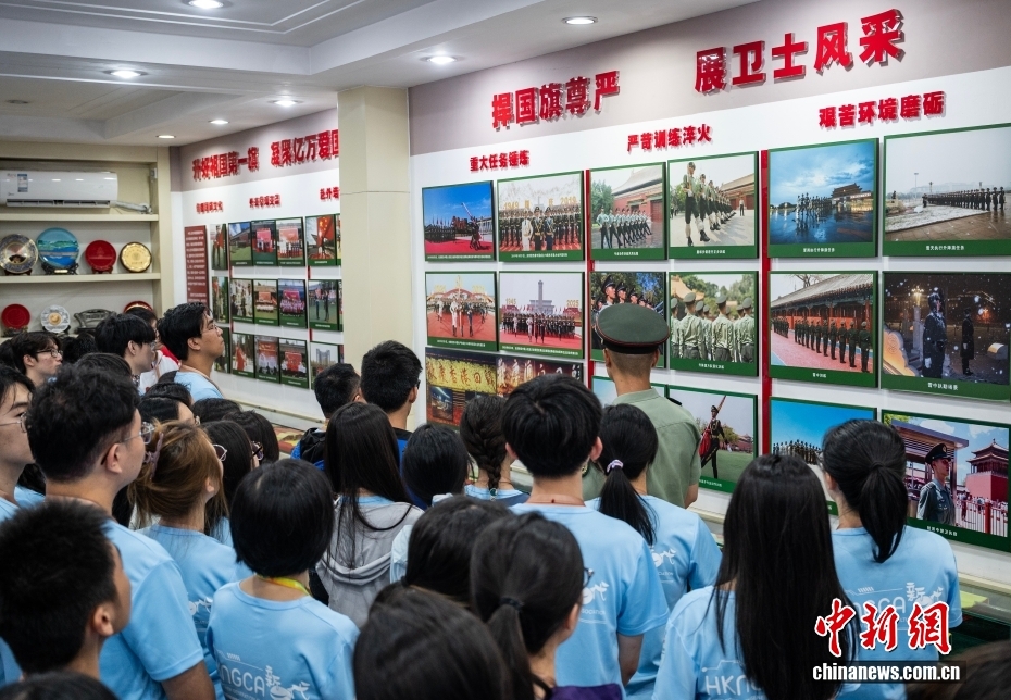 香港大学生代表参访天安门国旗护卫队 - 图5