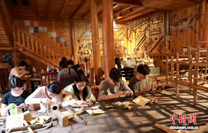 学子广西侗寨体验木构建筑营造技艺 - 图6