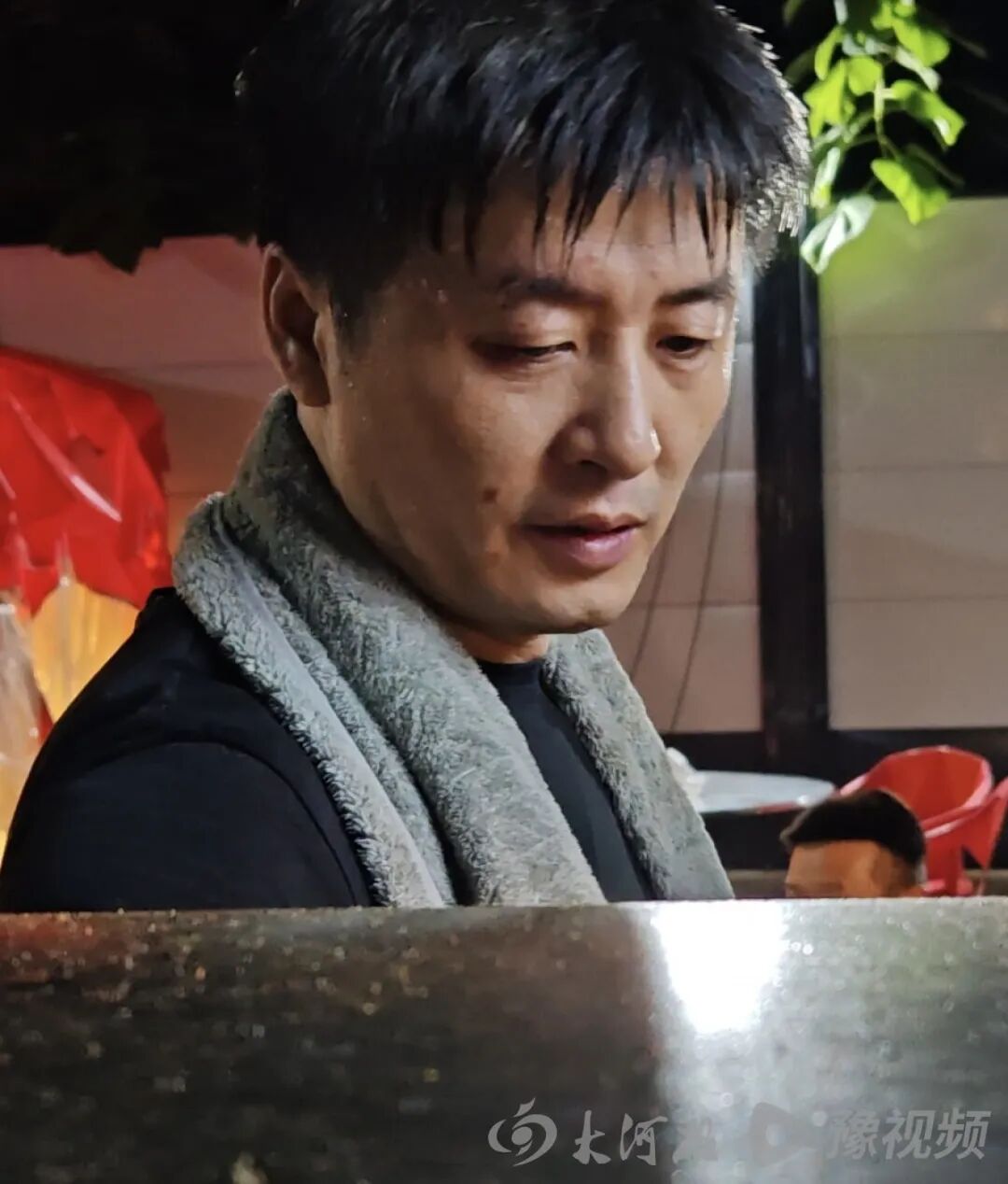 河南一烧烤摊主因五官轮廓、神态气质酷似张雪峰走红，二人同为42岁，家中都有一个女儿；张雪峰曾表示，财富自由以后要开一家烤肉店
