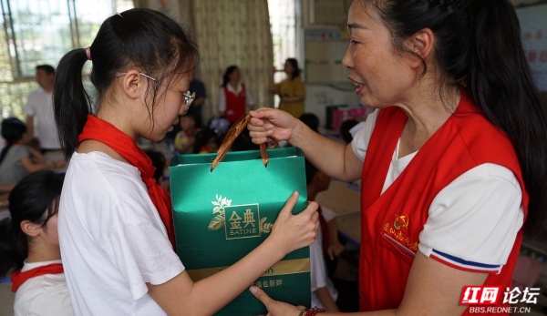 暖心现场！白露塘小学的孩子们迎来爱心大礼包 - 图2