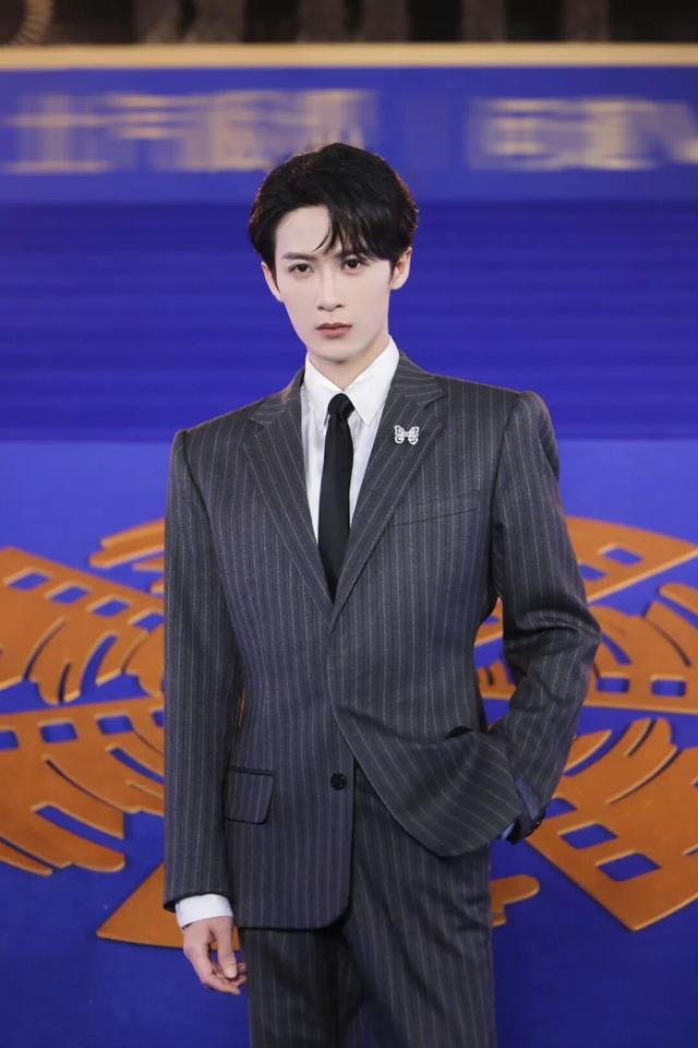 演员檀健次拍戏突发意外从马上摔下，险遭踩踏；本人发文回应：只是意外，不是任何人导致的，身体没有大碍，恳请不要传播不实消息 - 图3