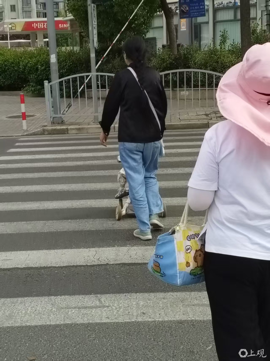 路口斑马线被 “堵门” 行人过街只能与电瓶车 “狭路相逢” - 图2
