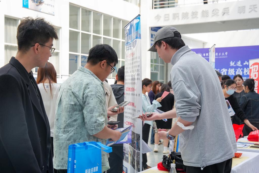 招聘会搭台+校企签约+政策入户，这场“三位一体”活动为毕业生精准送岗 - 图2