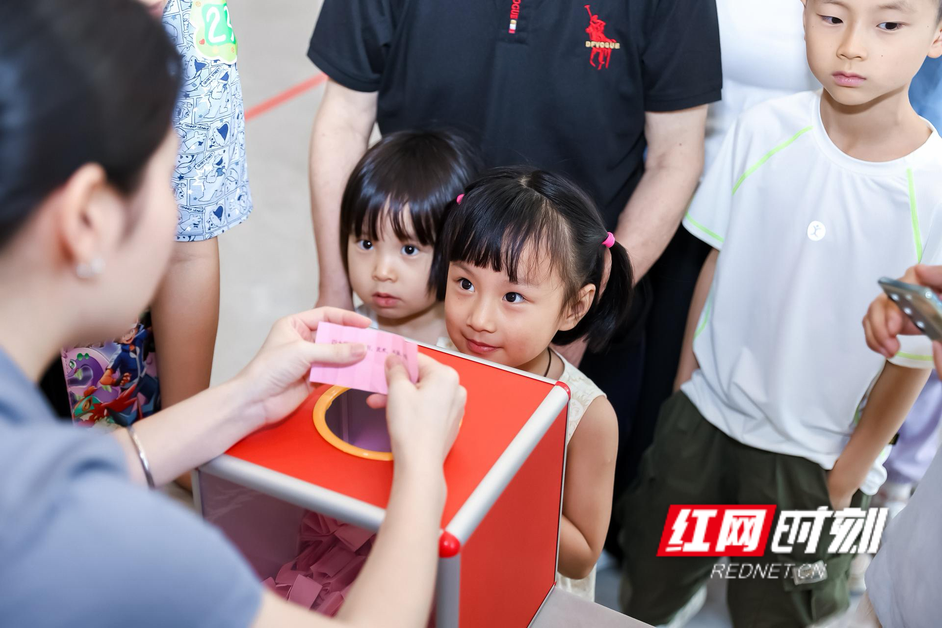 童心向党 工伴成长 湖南工会六一关爱活动举行 - 图3