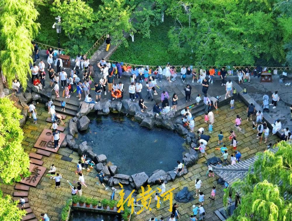 高温预警！济南五龙潭清泉石上流，孩子们踩水撒欢 - 图1