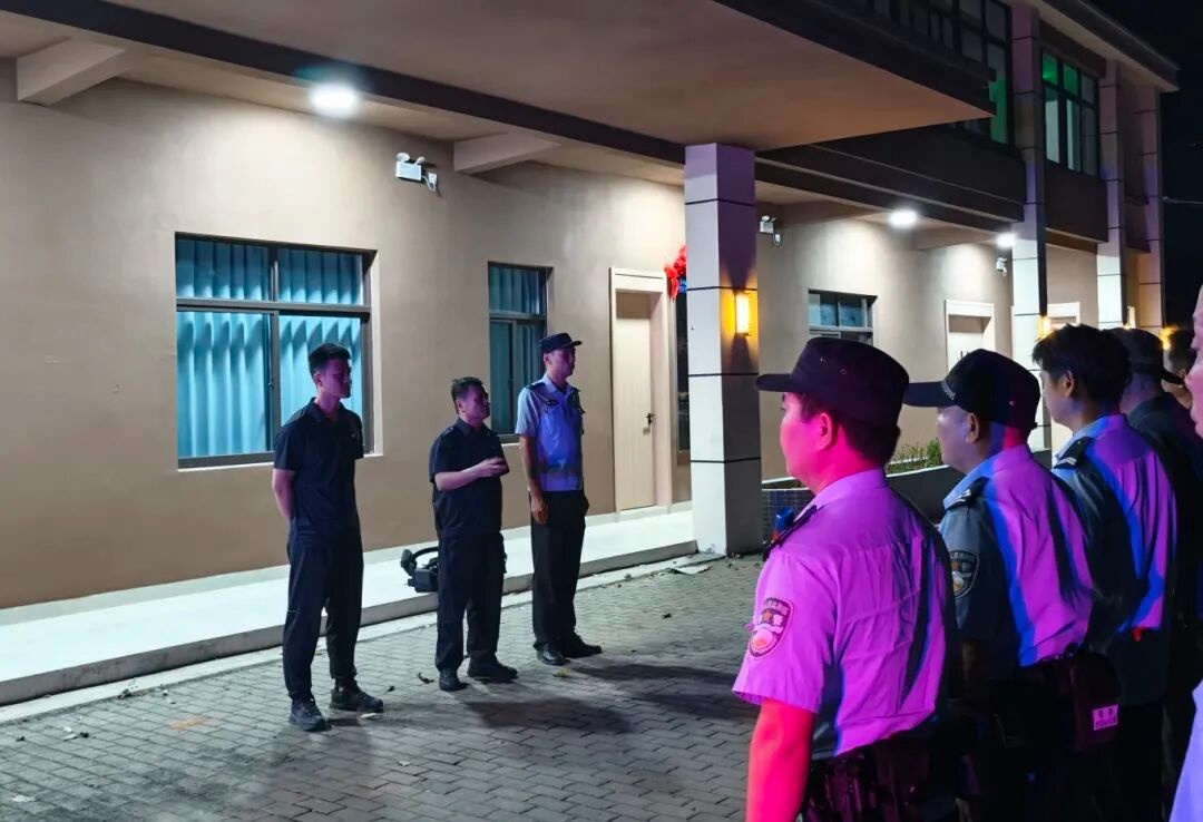 夜幕下的“守夜人” 白沙公安与护林队员橡胶林筑起“平安墙” - 图1