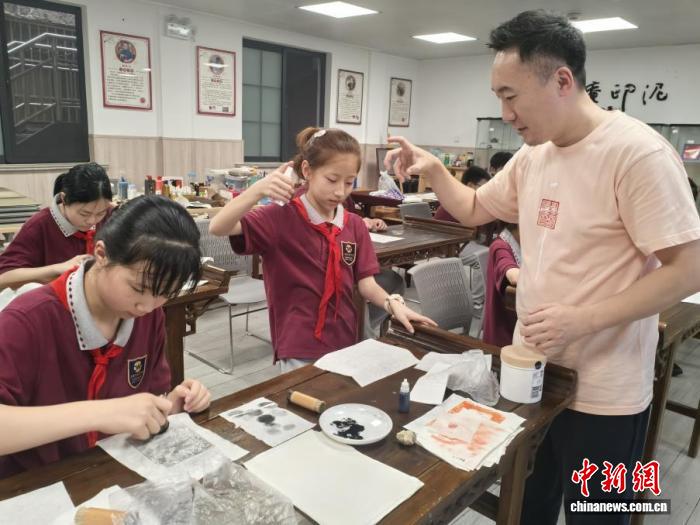 复刻千年传拓技艺 上海青少年体验古代“最早复制术” - 图2