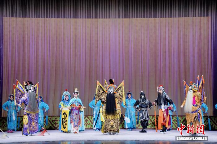 暌违十年全本《霸王别姬》重庆上演 师生同台传承国粹经典 - 图2