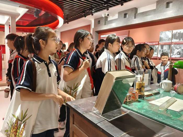 在少年心中种下新闻理想的种子——润新学校学生走进济南报业大厦体验“当主编” - 图4