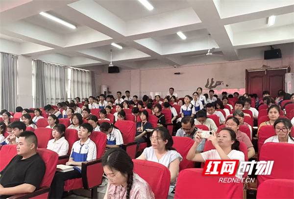 《初中生》“千金作文”颁奖暨文学讲座活动在江华创新实验学校举行 - 图3