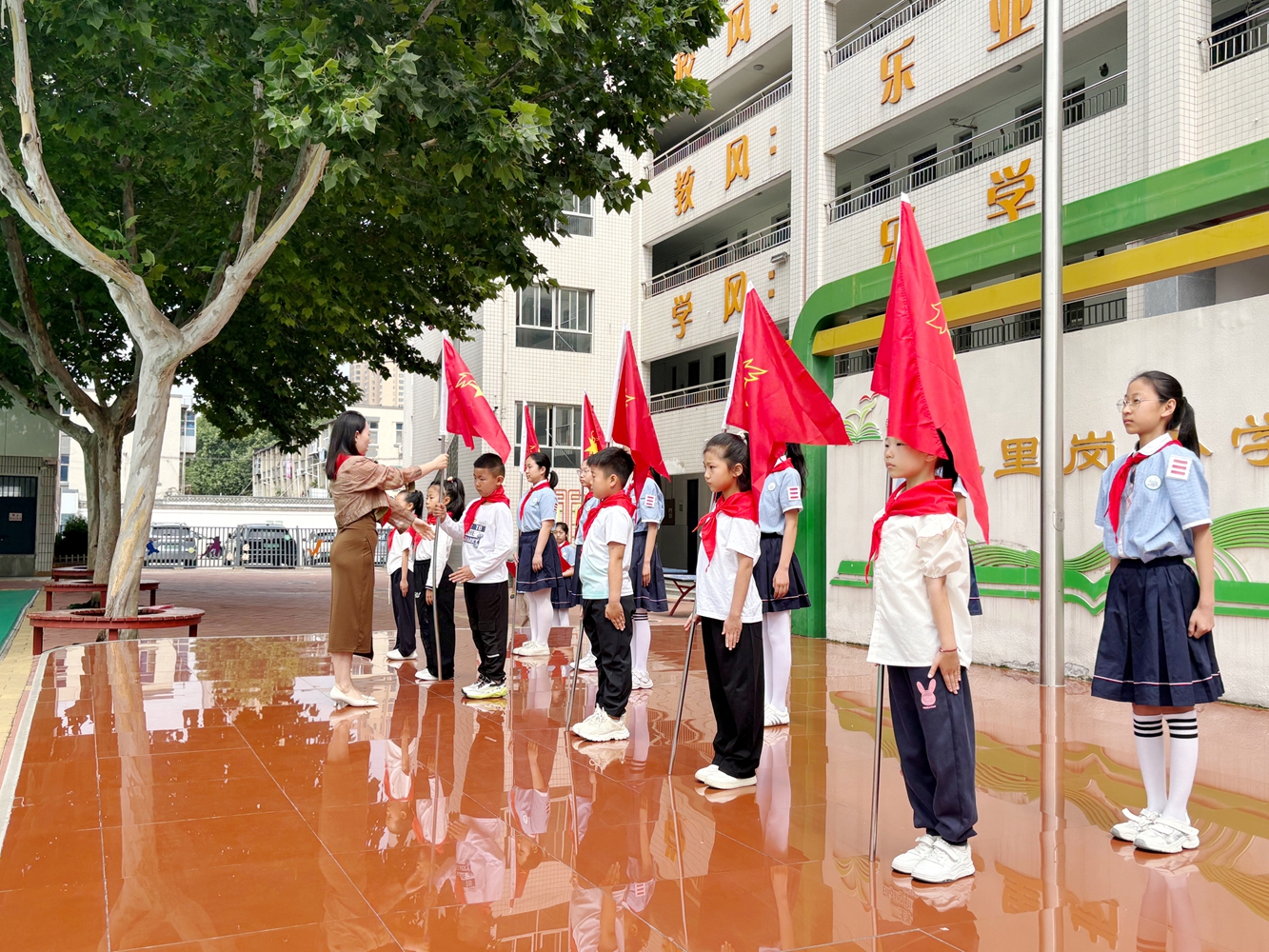 高举队旗跟党走——二里岗小学举行少先队新队员入队仪式 - 图5