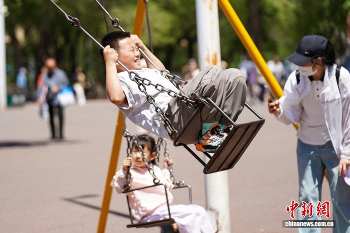 小朋友哈尔滨儿童公园欢度“六一” 芍药花开吸引游人打卡 - 图2