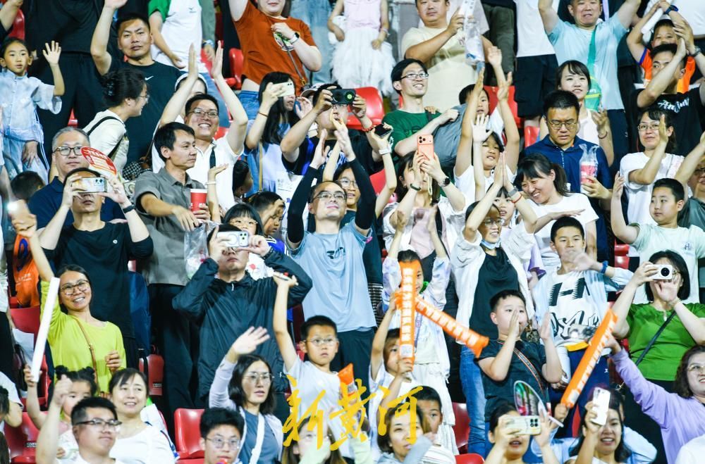 球迷呐喊响彻省体，掌声鼓声点燃泉城夏夜 - 图5