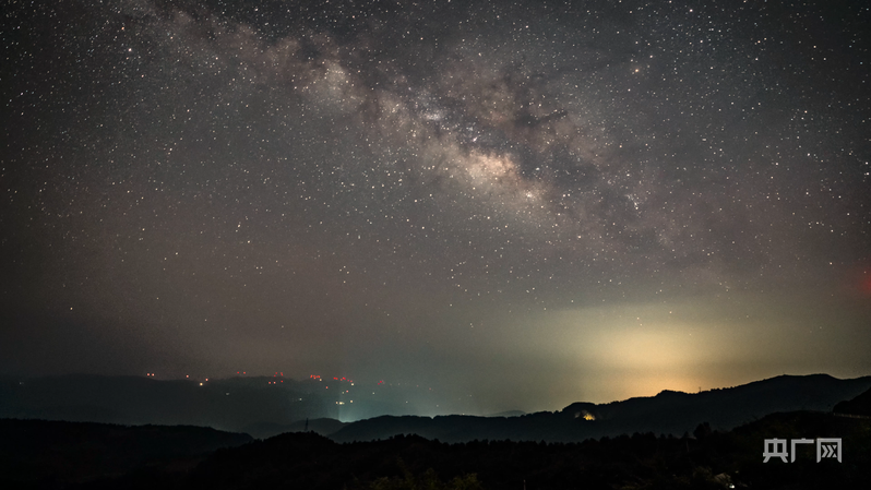 云南澄江：璀璨星河倒映湖面 尽显生态之美 - 图2