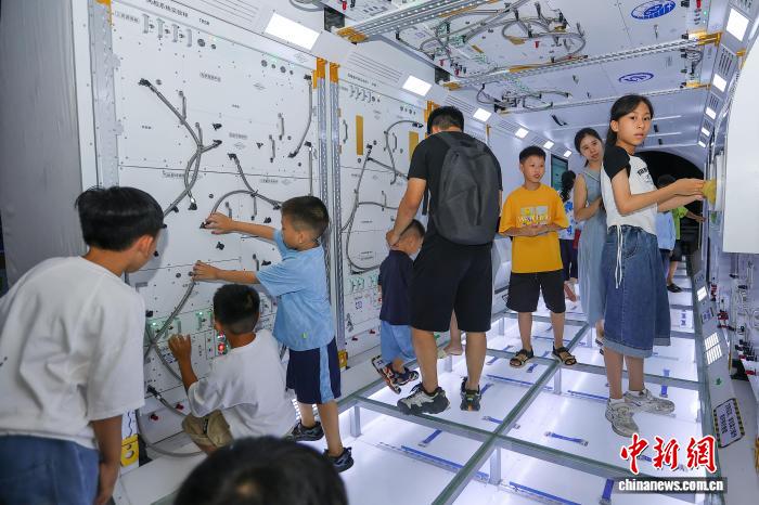 海南海口：科技馆里过“六一” 探索科技乐趣多 - 图4