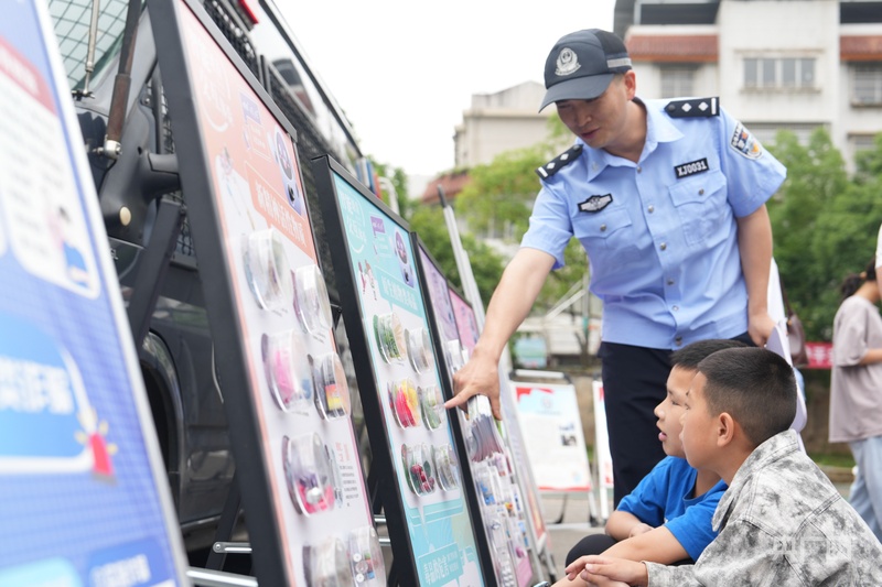 警心护苗伴成长 贵州岑巩公安联合开展“六一”警营开放日活动 - 图3