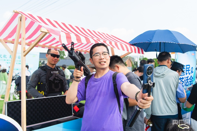 安徽合肥：蜀山公安乡村行 警熊相伴迎“六一” - 图3