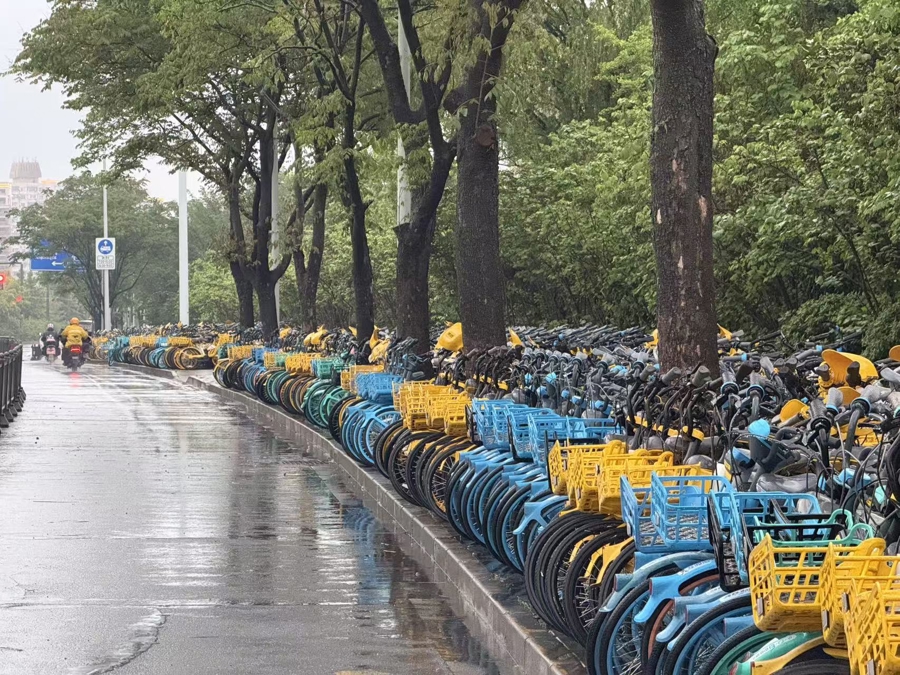 占道装卸、噪音扰民！黎平路人行道沦为共享单车“中转站” - 图3