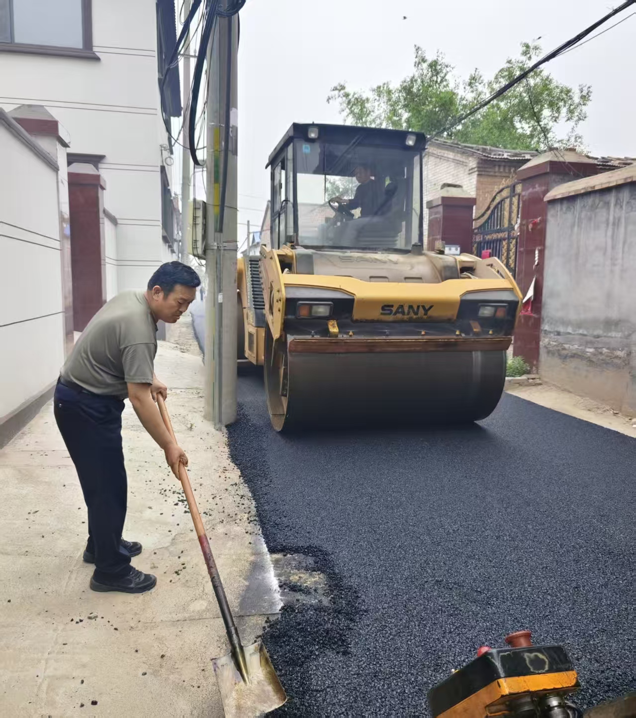 中原银行濮阳分行助力定点帮扶村道路硬化工程圆满完工 - 图1