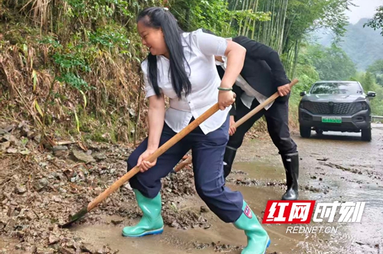 张家界市武陵源区黄家坪村快速清理塌方道路保障群众出行安全 - 图2