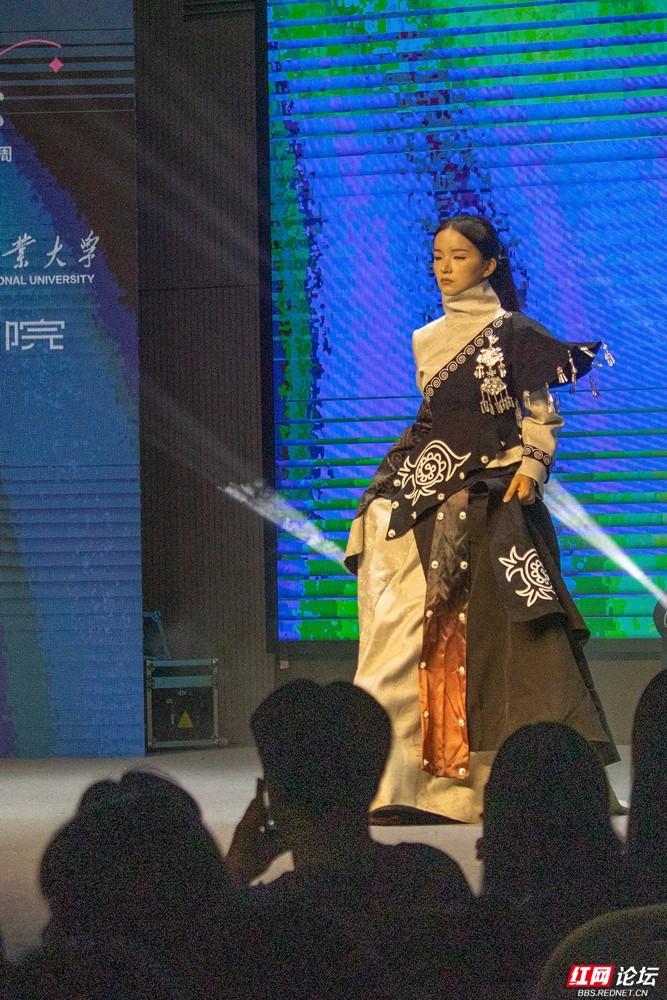 把梦想缝进衣角：这场株洲高定大秀里，藏着年轻人的星辰大海 - 图2