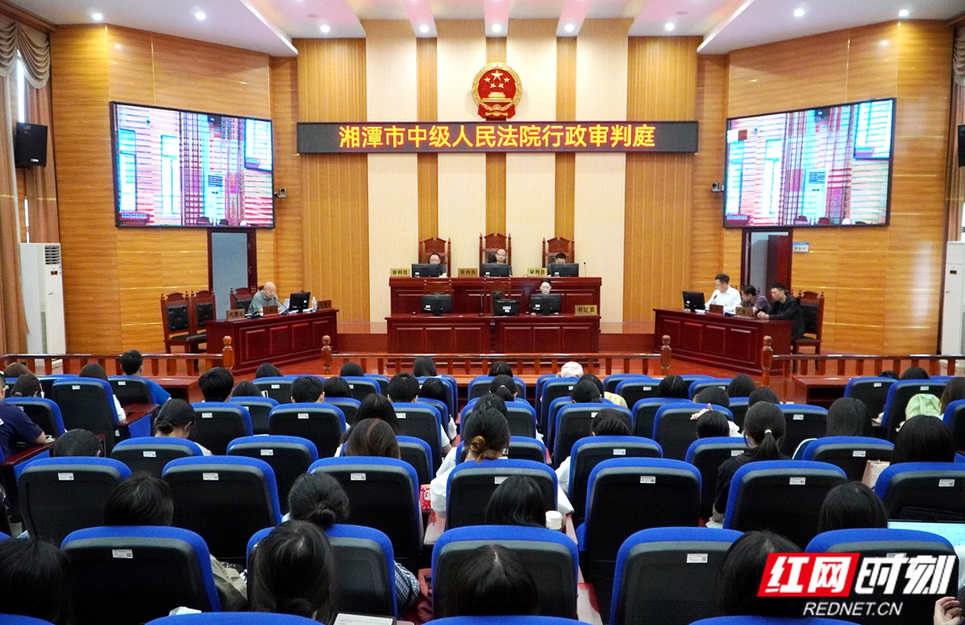湘潭中院把庭审现场搬进高校 200余名大学生旁听 - 图1