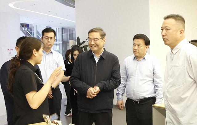 探寻榆林消费稳步增长的密码——省政协常委视察团榆林随行记 - 图1