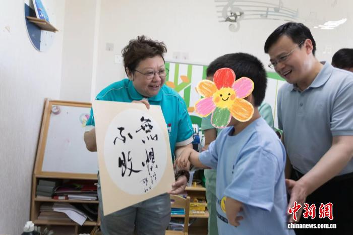 韩红基金会走进儿童福利院“陪你一起过六一” - 图2