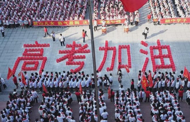 00后班主任首届学生要高考了：只大8岁 班级成绩第一 - 图2