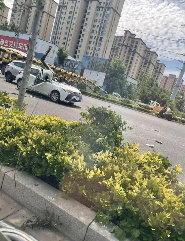 河南商丘一限高杆安装次日倒塌，目击者称系环卫车撞倒 - 图3