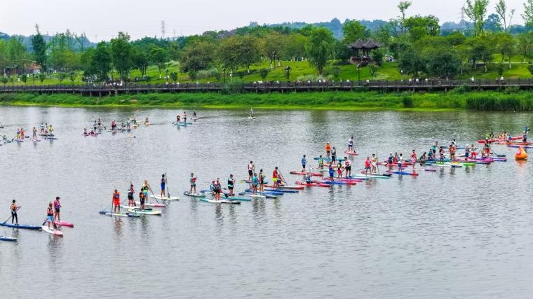 300余人逐浪碧水 2026崃户外首届桨板挑战赛开赛 - 图1
