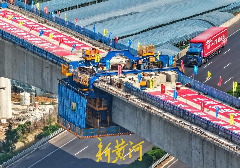 潍宿高铁跨京沪高速连续梁顺利合龙 - 图3