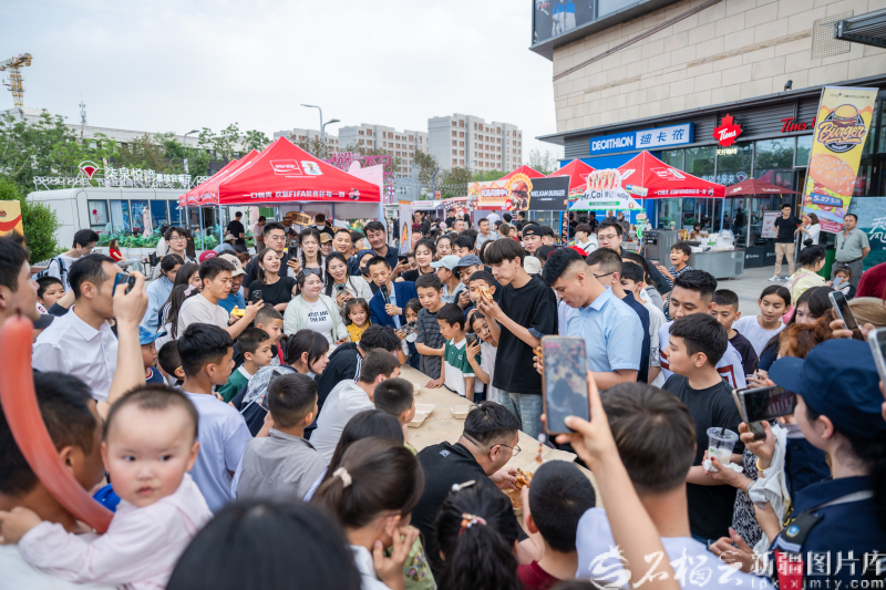 消费热潮涌动 新疆假日经济活力迸发 - 图1