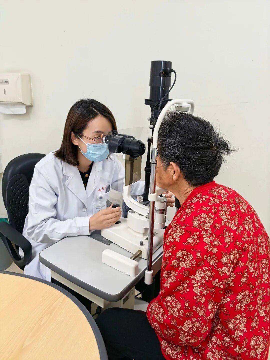 突然右眼胀痛，5天视力降到0！不想给孩子添麻烦，七旬阿婆差点失明 - 图1