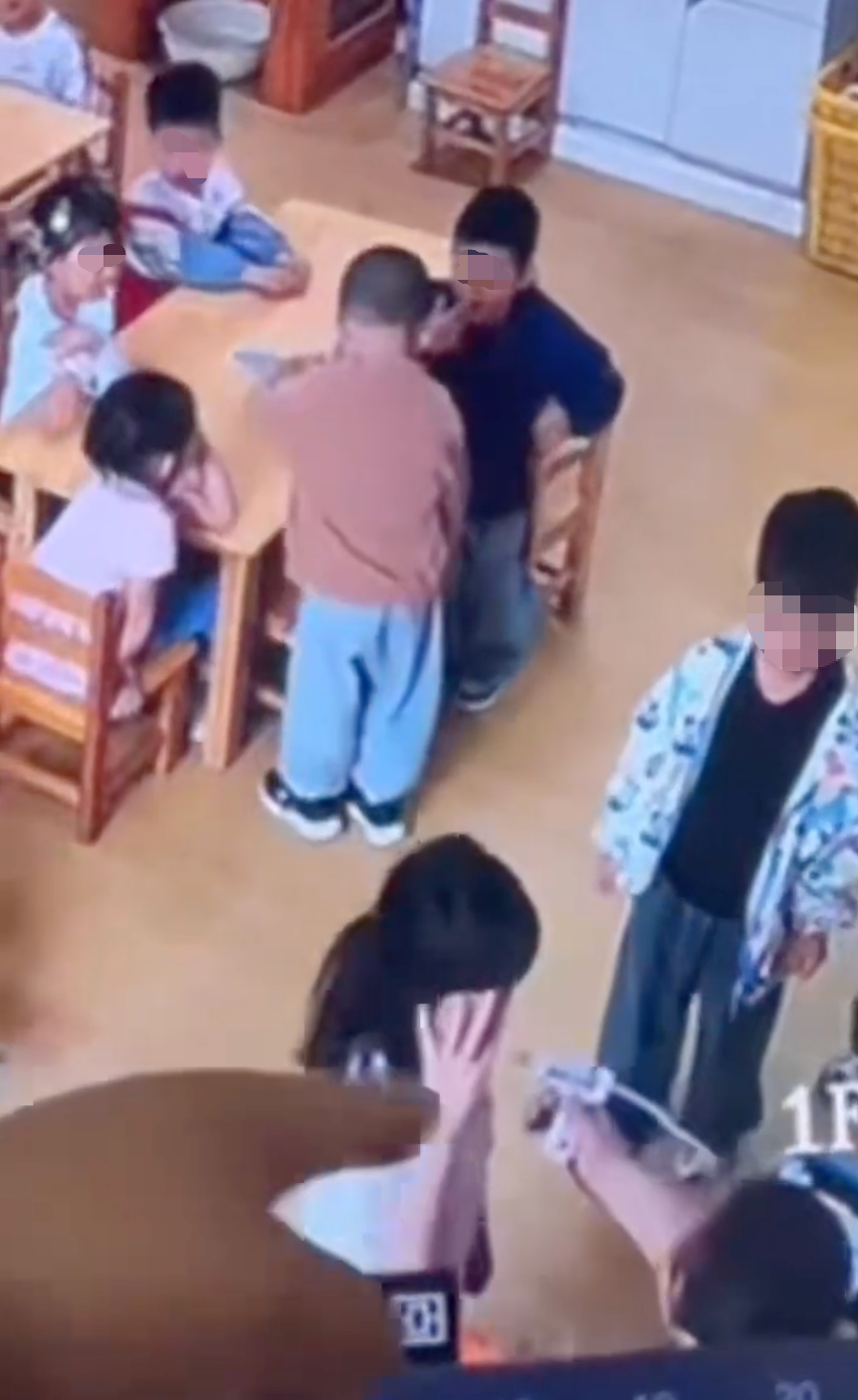 幼儿园女童被老师用热熔胶棒烫嘴虐待，江苏丰县教育局：涉事教师已被停职，公安部门已立案调查 - 图2