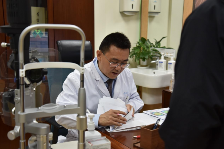 视力下降就配镜？爱尔儿童何勇川：6岁女孩眼睛“太紧张”，视觉训练1月视力提至1.0 - 图1