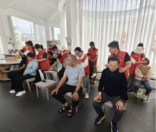 “推拿课堂”搬进社区：泰山护理职业学院志愿者为老人“揉”出健康 - 图1