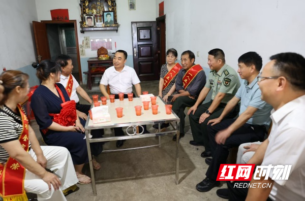 荣立二等功！娄星区为现役军人家庭送喜报传荣光 - 图2