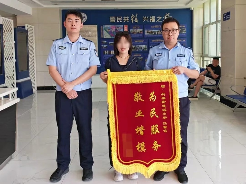 萌娃走失急坏家长，民警伸援手 - 图1